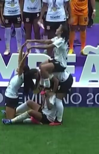 這群小姐姐是真會(huì)慶祝啊