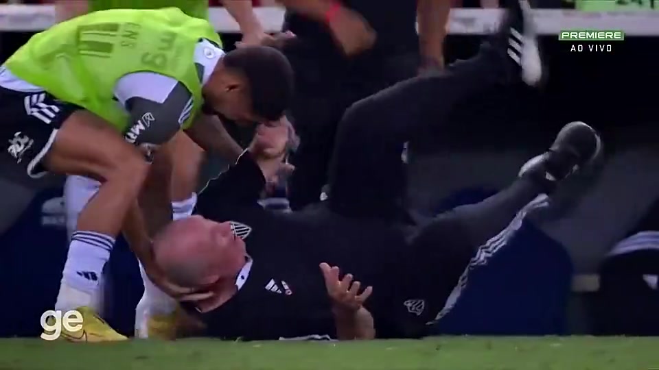 75了可得悠著點??！球員慶祝時撐斯科拉里肩膀，老帥摔倒在地