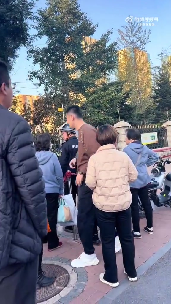 看起來(lái)是好男人一枚?。織铠Q去幼兒園接孩子的畫(huà)面曾被拍下來(lái)