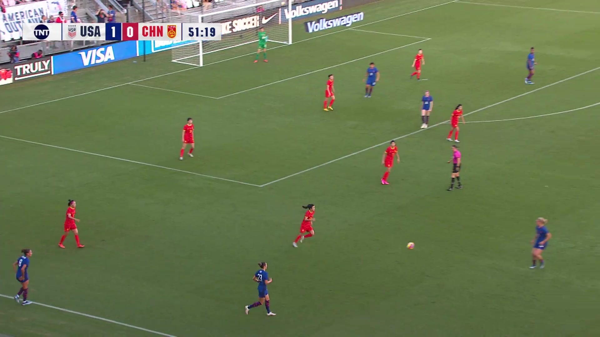 中國(guó)女足0-2落后！門(mén)將徐歡被爭(zhēng)頂球員晃到?jīng)]撲到球