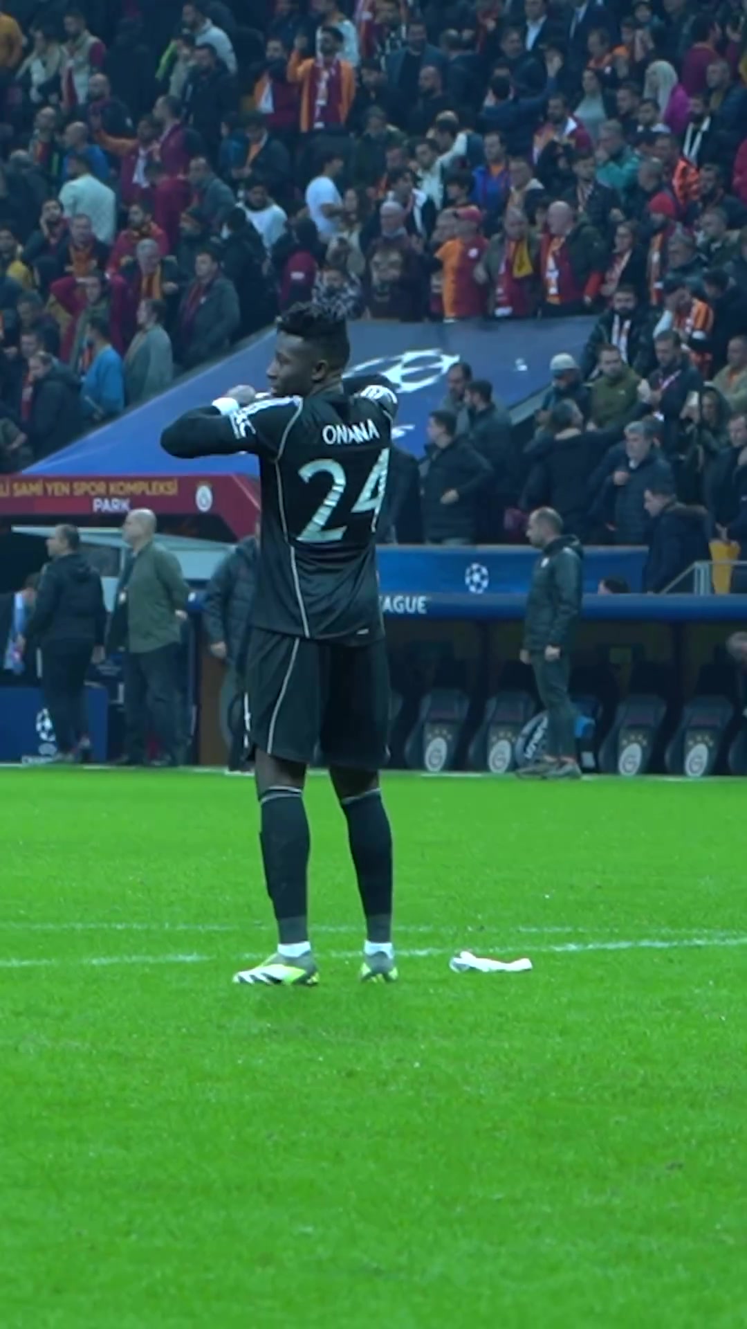 不滿自己的表現(xiàn)？奧納納賽后怒摔手套