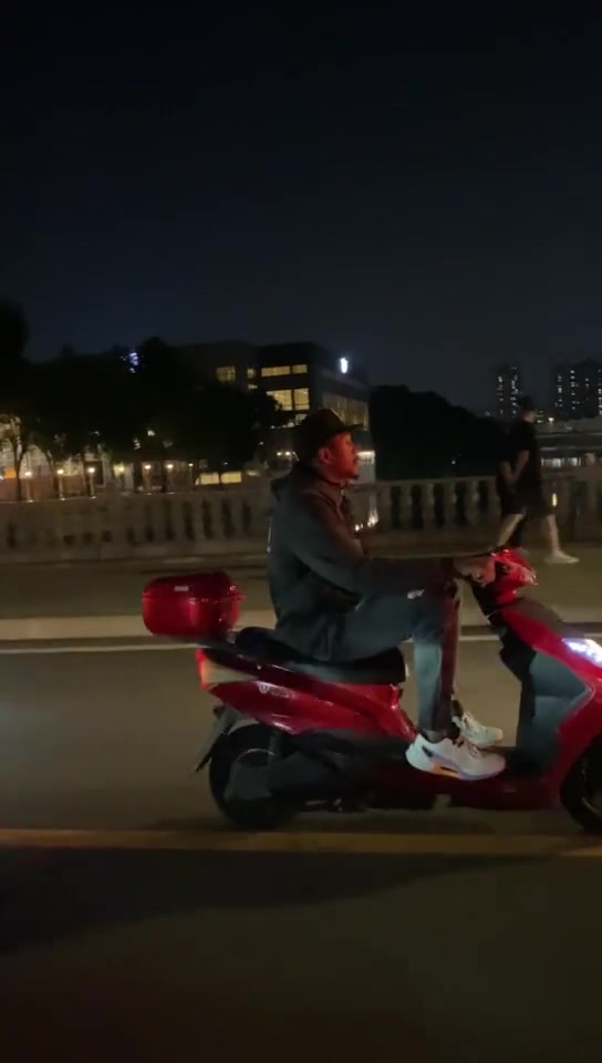 網(wǎng)友偶遇馬尚騎電動車 馬尚點頭回應(yīng)：what‘s up