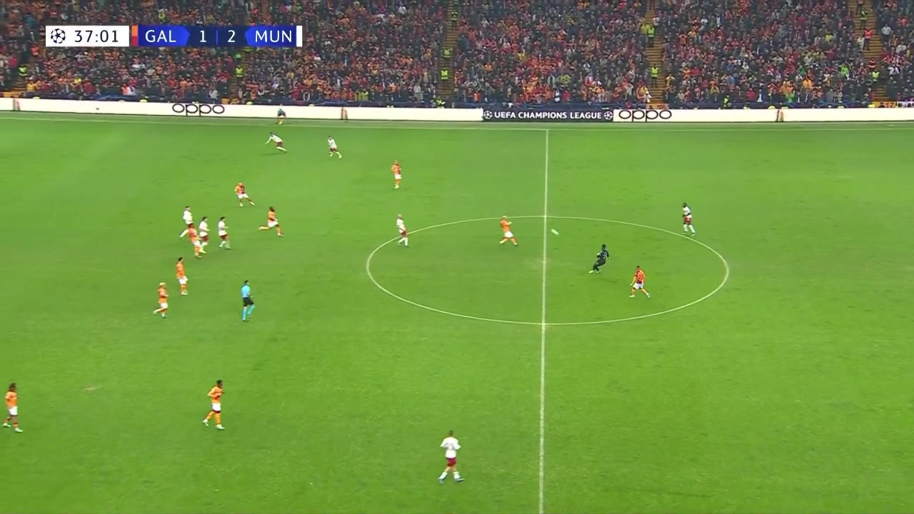 原地轉(zhuǎn)圈護球！門將奧納納出擊到中場傳球！