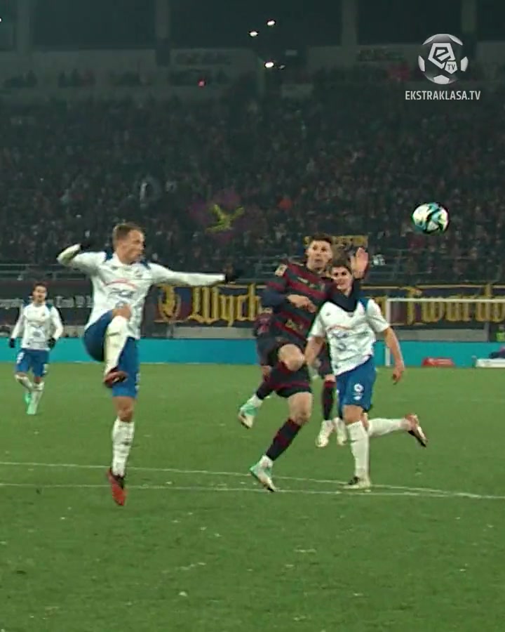 神操作啊！空中卸球+連接腳后跟助攻