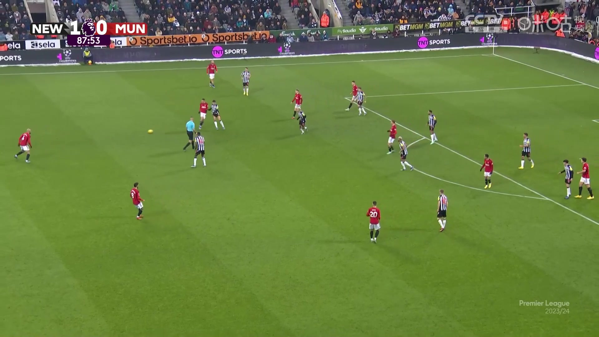 進(jìn)球無效！安東尼抽射被馬奎爾擋進(jìn)球門，主裁吹罰后者越位在先