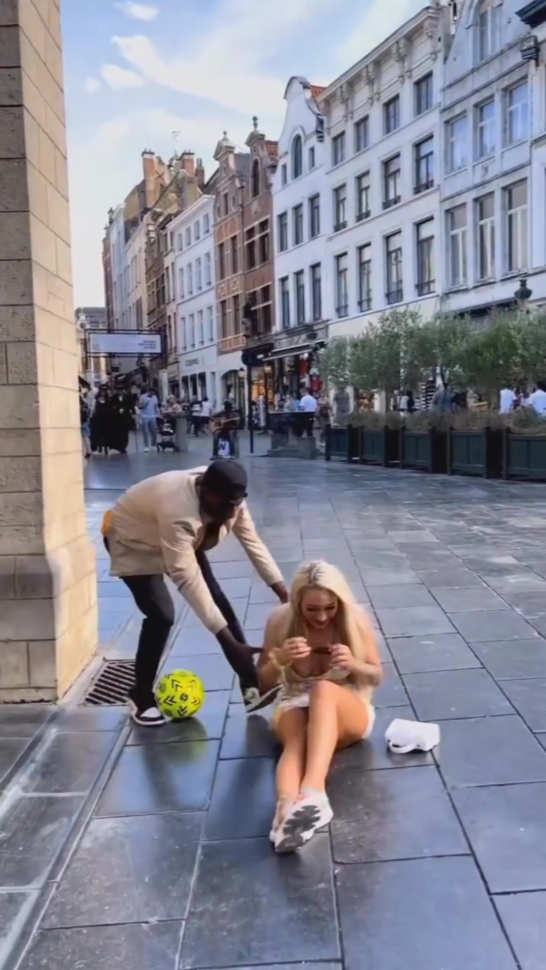 裁判在哪？？這球犯規(guī)了吧