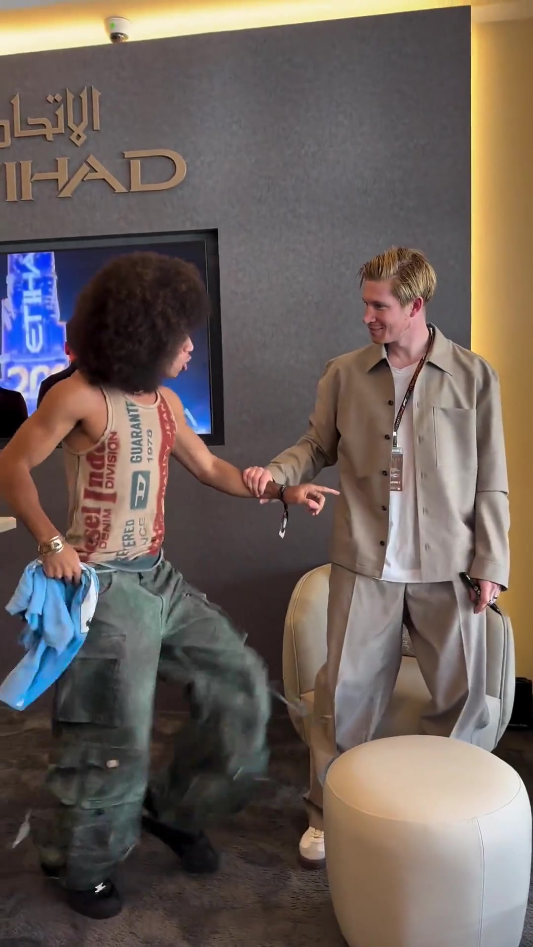 現(xiàn)在的網(wǎng)紅。。。！把德布勞內(nèi)嚇一跳