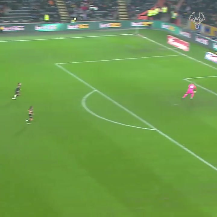 炸裂！英冠后衛(wèi)半場(chǎng)驚天吊射破門(mén)