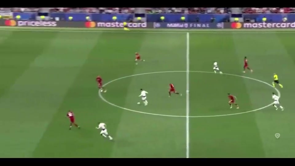 孫興慜想用速度生吃范迪克太難了。。。